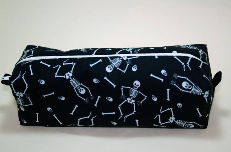 Boxy Kosmetiktasche - Glow in The Dark, Tanzende Skelette Reißverschluss Tasche Halloween Bleistift von JustPeachyHandmade