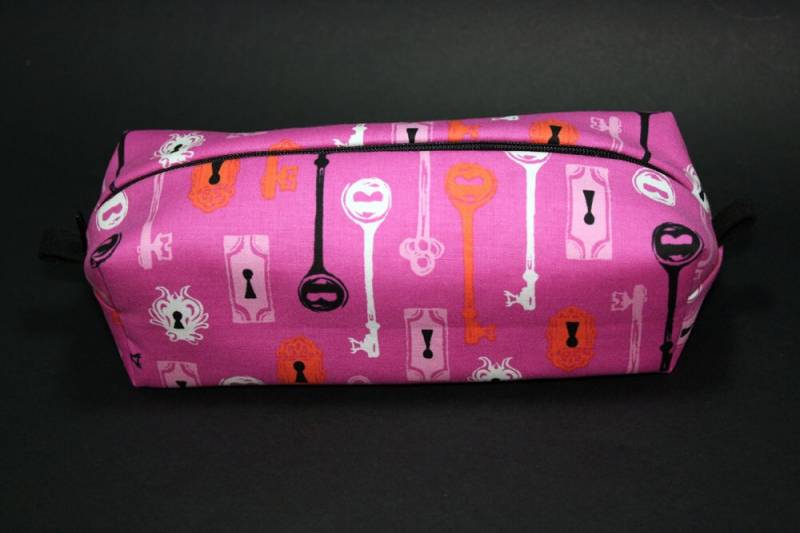 Boxy Kosmetiktasche - Halloween-Schlüssel Und Schlüsselloch Auf Fuchsia Zipper Pencil Pouch Baumwolle Stahl Boo von JustPeachyHandmade
