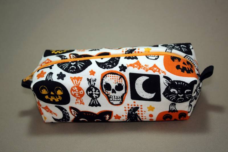 Boxy Make-Up Tasche - Gruseliger Vintage Halloween Blockprint in Creme Stiftetasche von JustPeachyHandmade