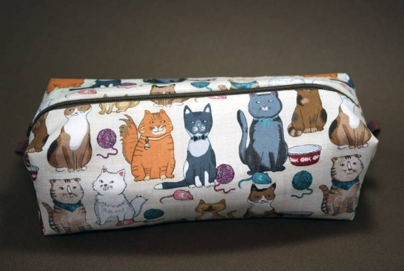 Boxy Make-Up Tasche - Mehrere Katzen Print Bleistift Mäppchen Garn Kugeln Und Wasserschalen von JustPeachyHandmade