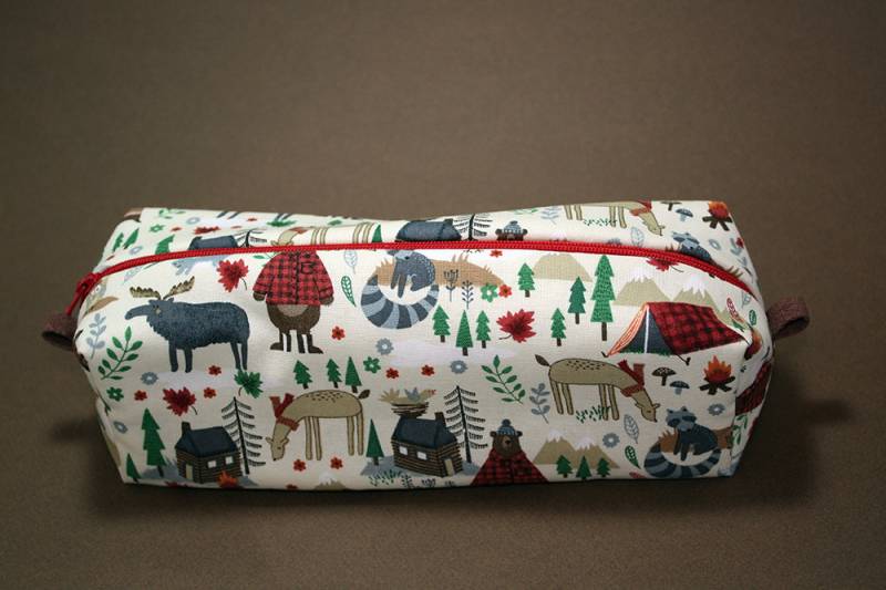 Kastig Kosmetiktasche - Camping Waldtiere-Druck Bleistift-Beutel von JustPeachyHandmade