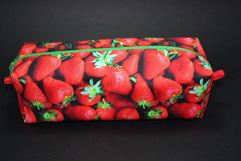 Kastig Make-Up Tasche - Frisch Gepflückt Erdbeere Druck Bleistift-Beutel Digitale Stoff von JustPeachyHandmade
