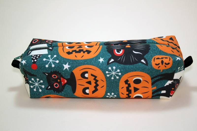 Kastig Make-Up Tasche - Schwarze Katze Und Kürbisse Druck Bleistift-Beutel Ein Jahrgang Halloween von JustPeachyHandmade