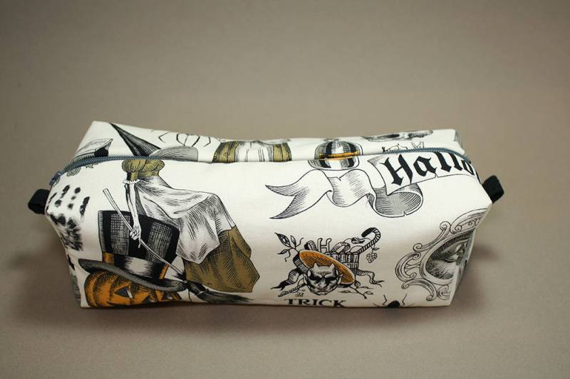 Kastig Make-Up Tasche - Süsses Oder Saures Halloweens Vergangenheit Druck Reißverschluss Mäppchen von JustPeachyHandmade