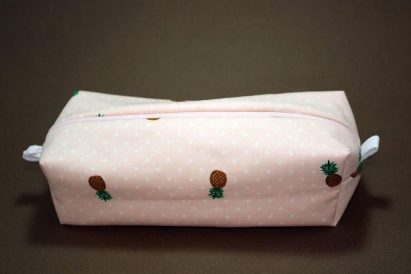 Kastig Make-Up Tasche - Zierliche Ananas Auf Rosa Druck Bleistift von JustPeachyHandmade