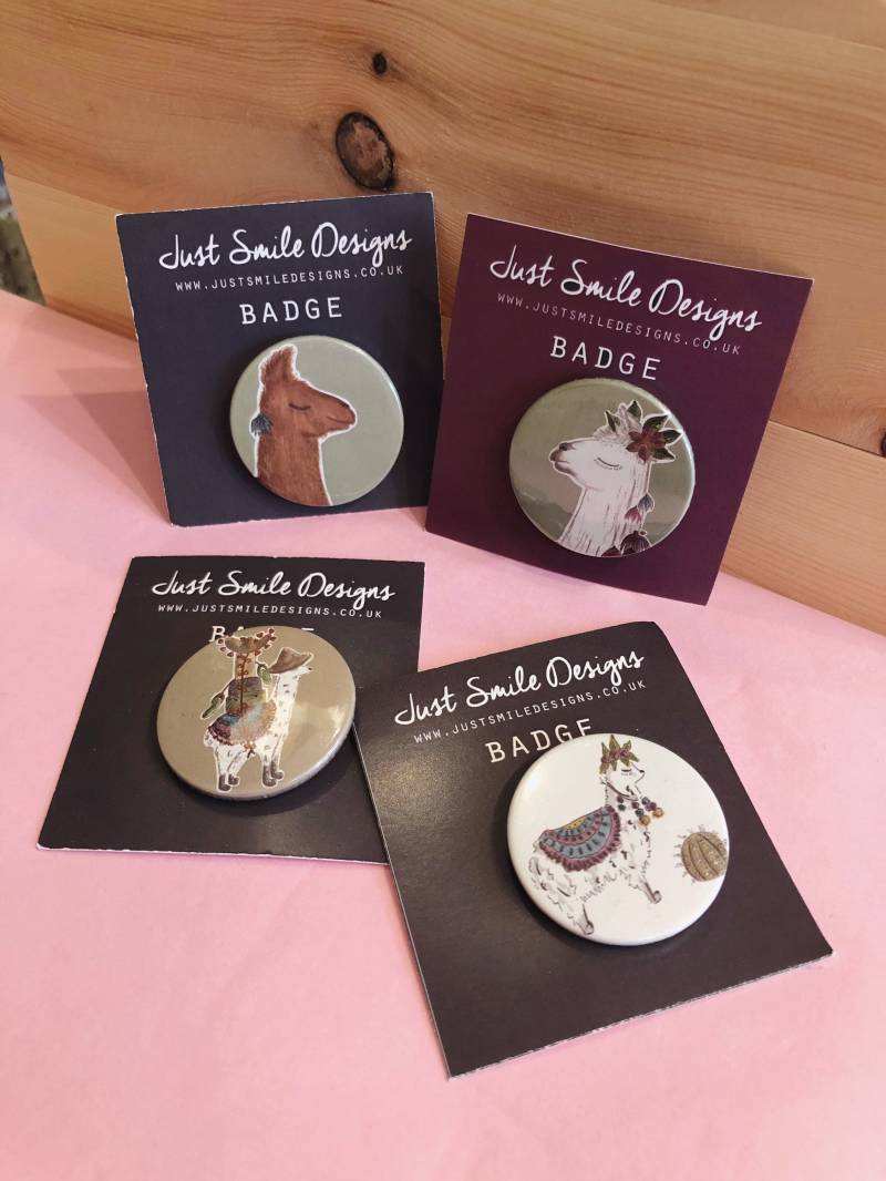 Lama Abzeichen - Pins Button Pin Zurück Knöpfe Geschenk Lama-Liebhaber Alpaka von JustSmileDesigns