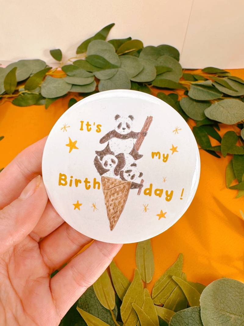 Lustiger Panda Geburtstag Abzeichen - Feier Pin Zurück Button Geschenkidee Party Kawaii von JustSmileDesigns