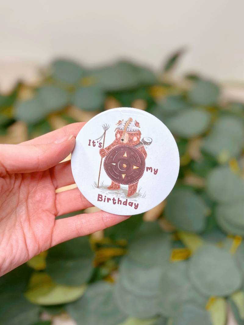 Wikinger Bär Geburtstagsabzeichen - Feier Pin Back Button Krieger Abzeichen Kriegerin Geschenkidee Party Kawaii von JustSmileDesigns