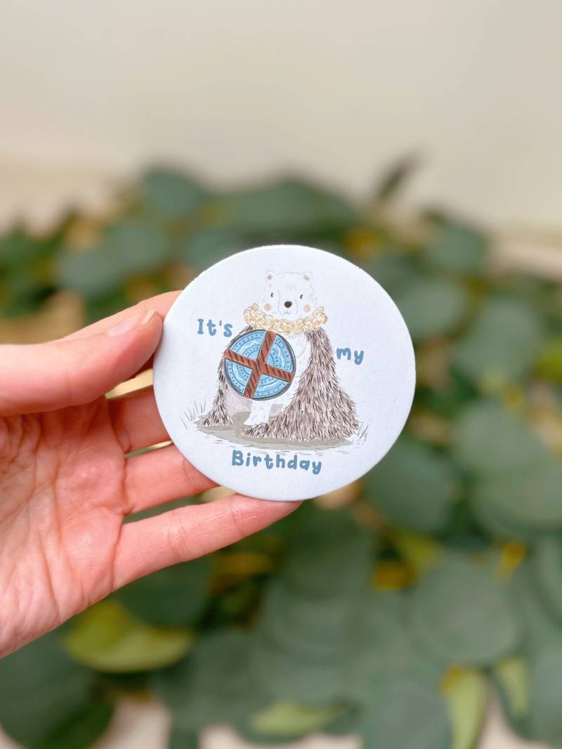 Wikinger Eisbär Geburtstagsabzeichen - Feier Pin Back Button Abzeichen Kriegerin Geschenkidee Party Kawaii von JustSmileDesigns