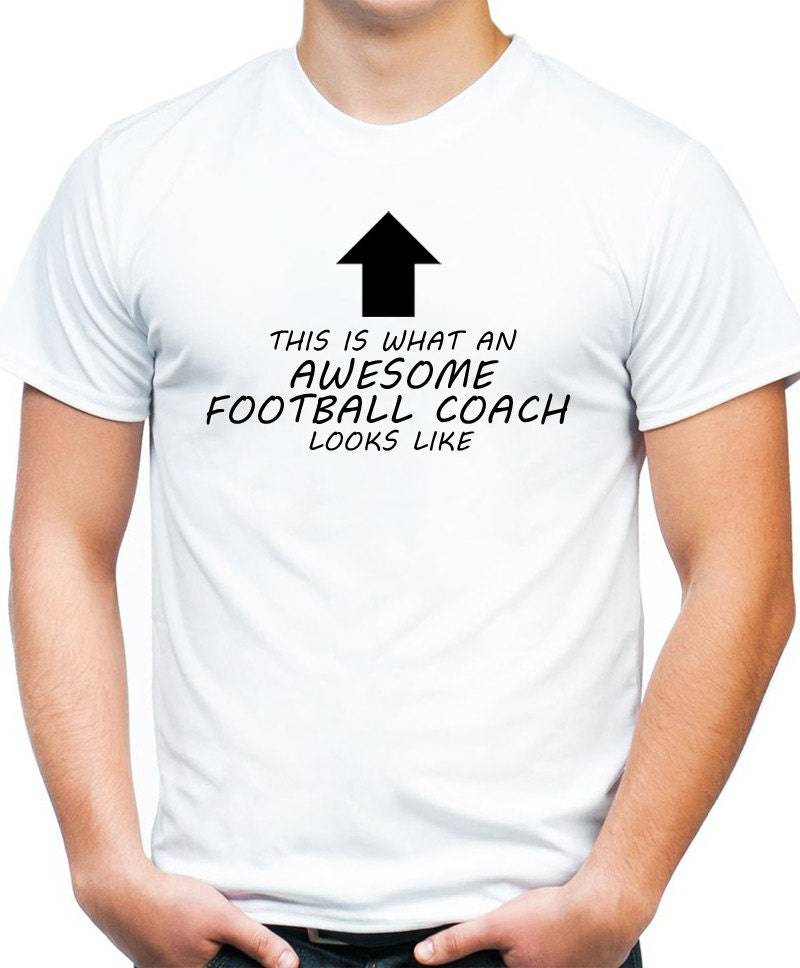Awesome Football-Trainer Offizielle Personalisiert Dieser Ist Was Aussieht Wie Fußball-Sport-Trainer Awesome Football-Trainer Offizielle Personalisiert Dieser Ist Was Aussieht Wie Fußball-Sport-Trainer von JustTheShirt