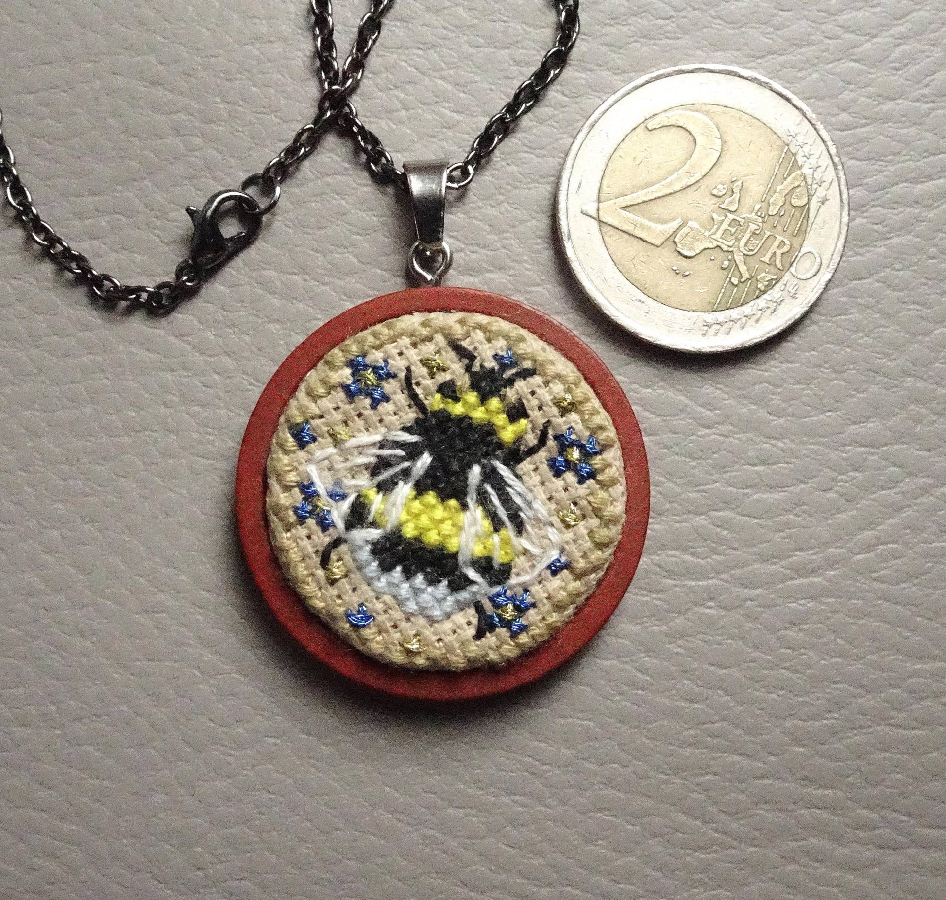 Handgestickter Anhänger Hummel Mit Edelstahlkette, Bumble Bee von JustTinasart