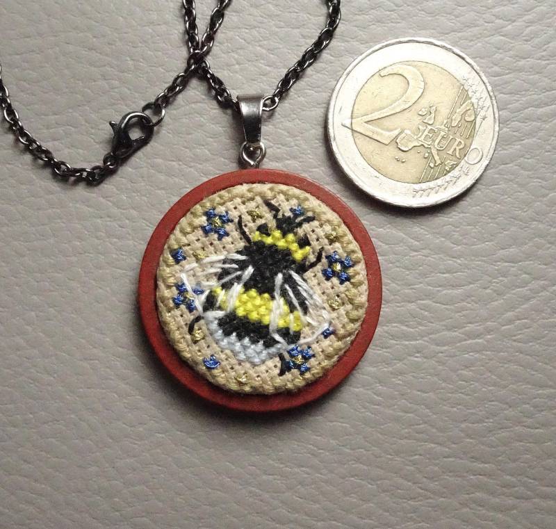 Handgestickter Anhänger Hummel Mit Edelstahlkette, Bumble Bee von JustTinasart