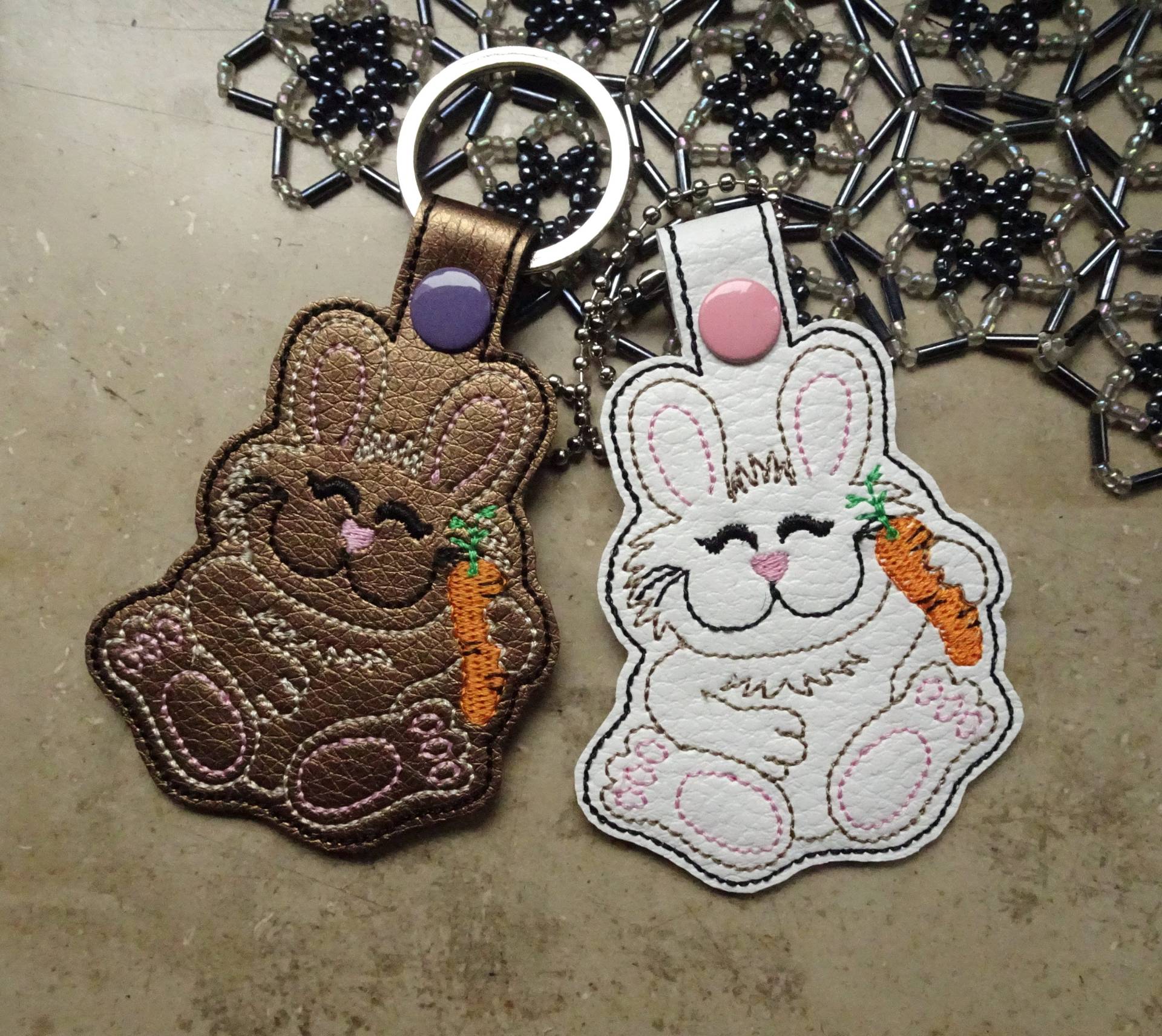 Hase Mit Möhre Schlüsselanhänger, Anhänger Gestickt, Geschenkanhänger Hase, Kunstlederanhänger Hase Mit Möhre Schlüsselanhänger, Anhänger Gestickt, Geschenkanhänger Hase, Kunstlederanhänger von JustTinasart
