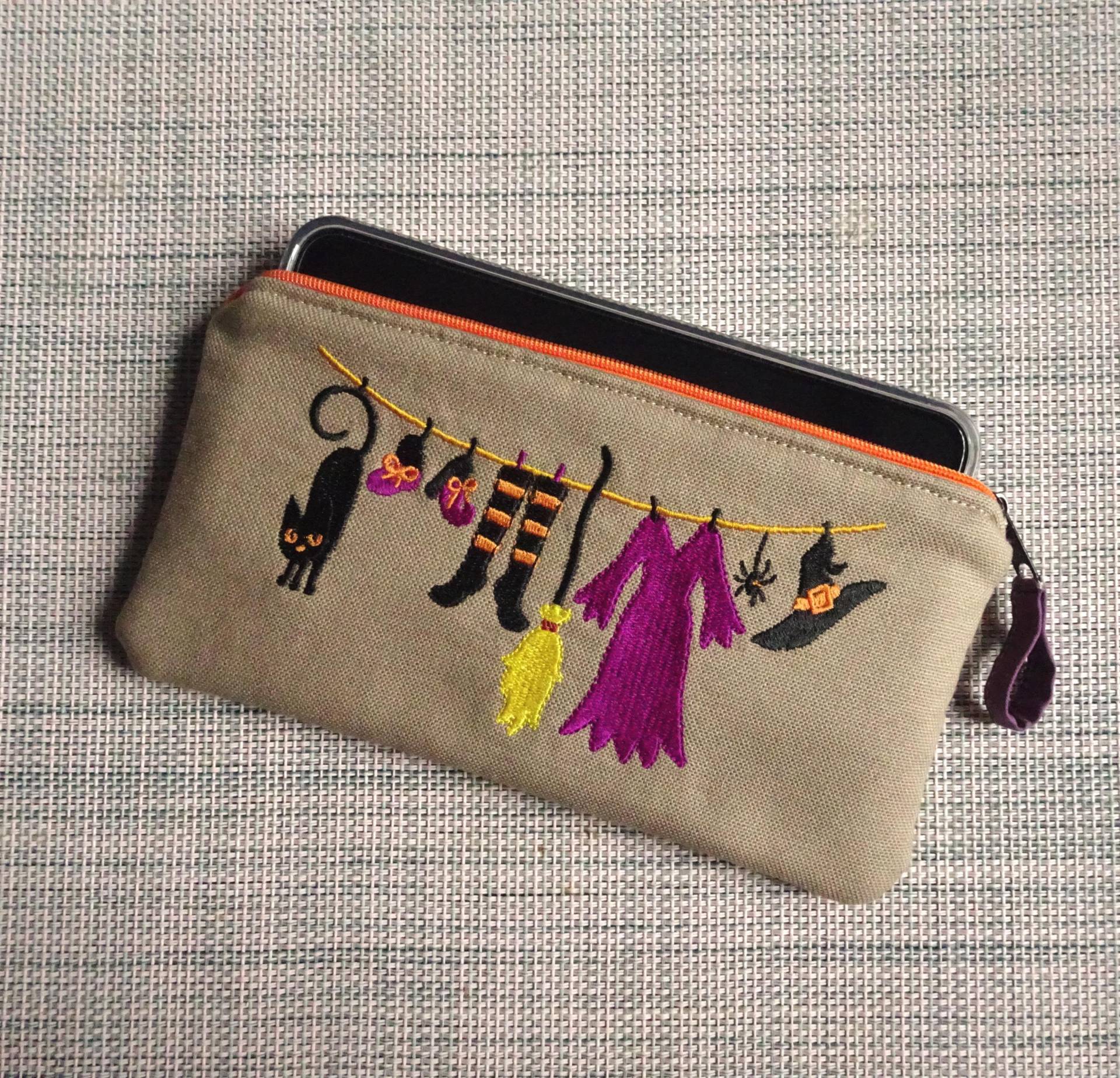 Utensilotäschchen Mit Katze Hexe Besen Stickerei, Handyhülle, Federmäppchen, Kosmetiktasche Genäht von JustTinasart