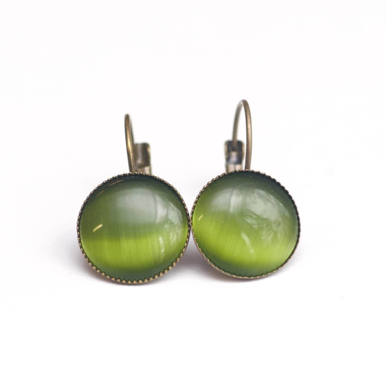 Bronzene Cateye Ohrringe in Olivegrün - Geschenkidee Just Trisha Bronzene Cateye Ohrringe in Olivegrün - Geschenkidee Just Trisha von JustTrisha