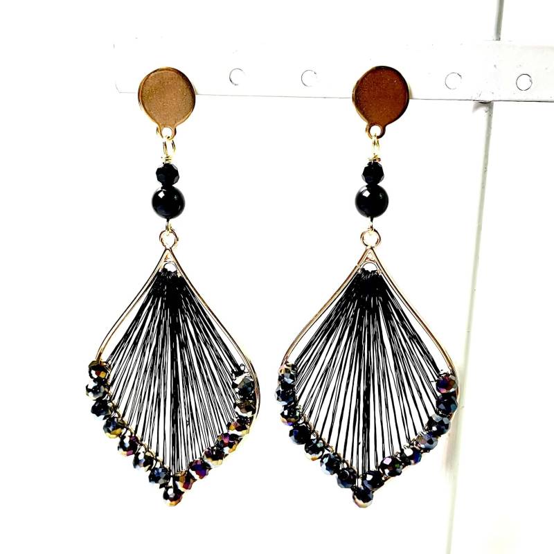 Elegante Gehäkelte Edelstahl Ohrhänger in Gold Und Schwarz Elegante Gehäkelte Edelstahl Ohrhänger in Gold Und Schwarz von JustTrisha