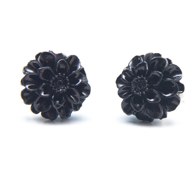 Schwarze Chrysanthemen Ohrstecker - Edelstahl Blumen Schmuck Geschenkidee Just Trisha Schwarze Chrysanthemen Ohrstecker - Edelstahl Blumen Schmuck Geschenkidee Just Trisha von JustTrisha