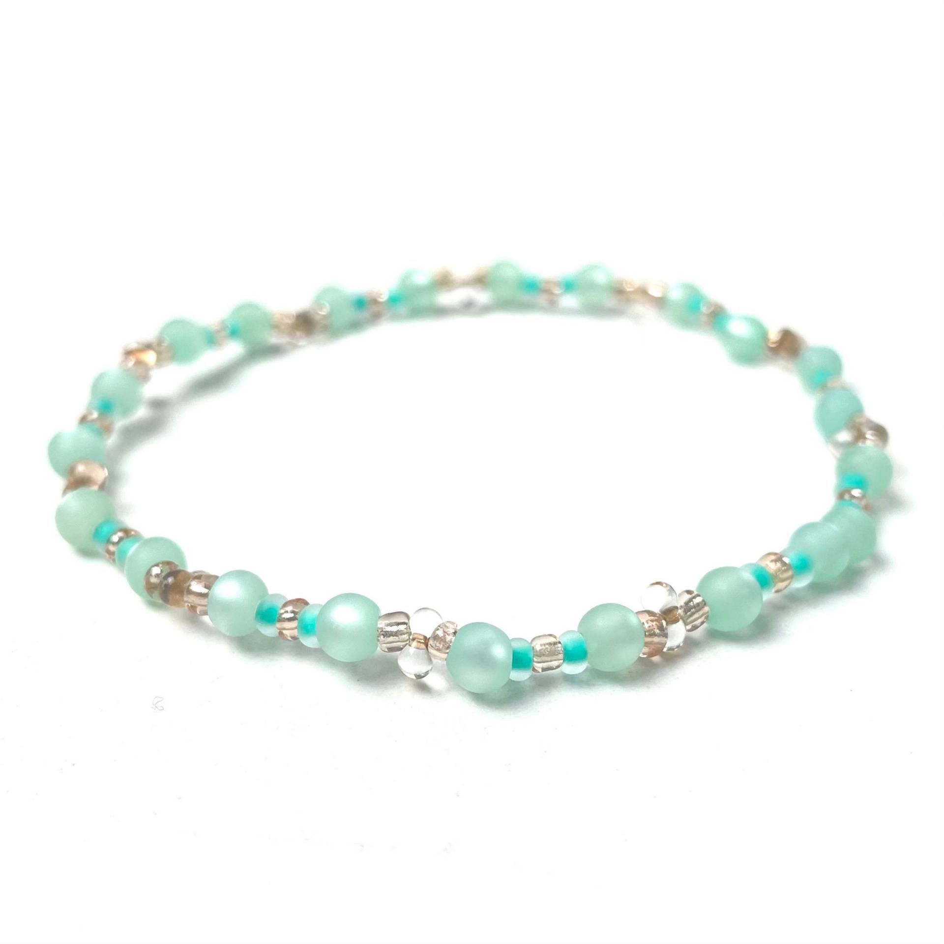 Zartes Perlenarmband Mit Mint Grünen Und Goldenen Perlen - Gummiband Handmade Geschenkidee Just Trisha Zartes Perlenarmband Mit Mint Grünen Und Goldenen Perlen - Gummiband Handmade Geschenkidee Just Trisha von JustTrisha