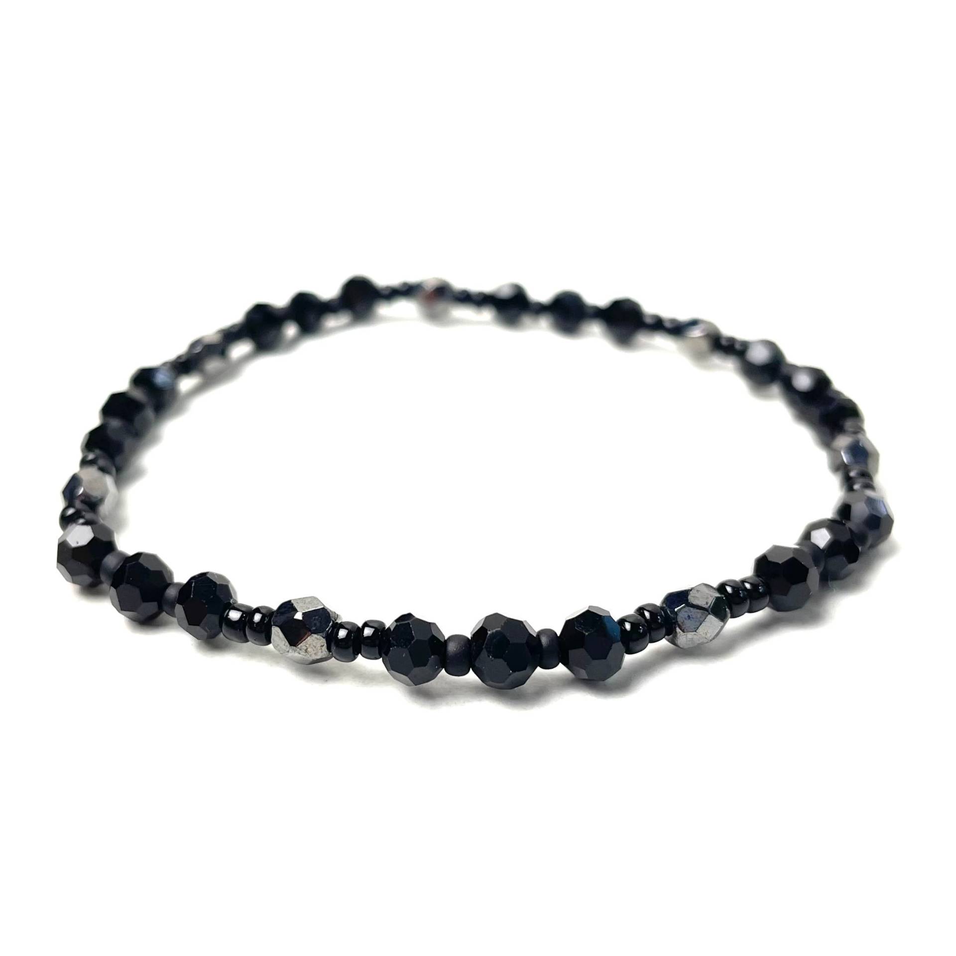 Zartes Perlenarmband Mit Schwarzen Perlen - Gummiband Handmade Geschenkidee Just Trisha Zartes Perlenarmband Mit Schwarzen Perlen - Gummiband Handmade Geschenkidee Just Trisha von JustTrisha