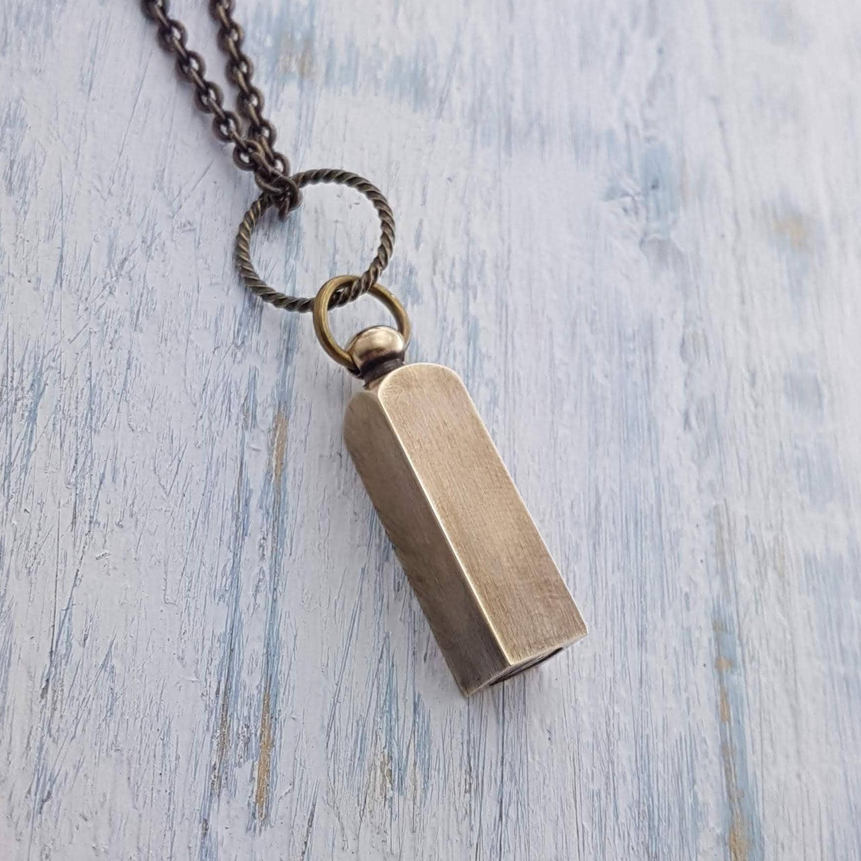 Antike Messing Einäscherung Ash Urne Anhänger Halskette Benutzerdefinierte Personalisierte Gravur Haustier-Denkmal von JustVial