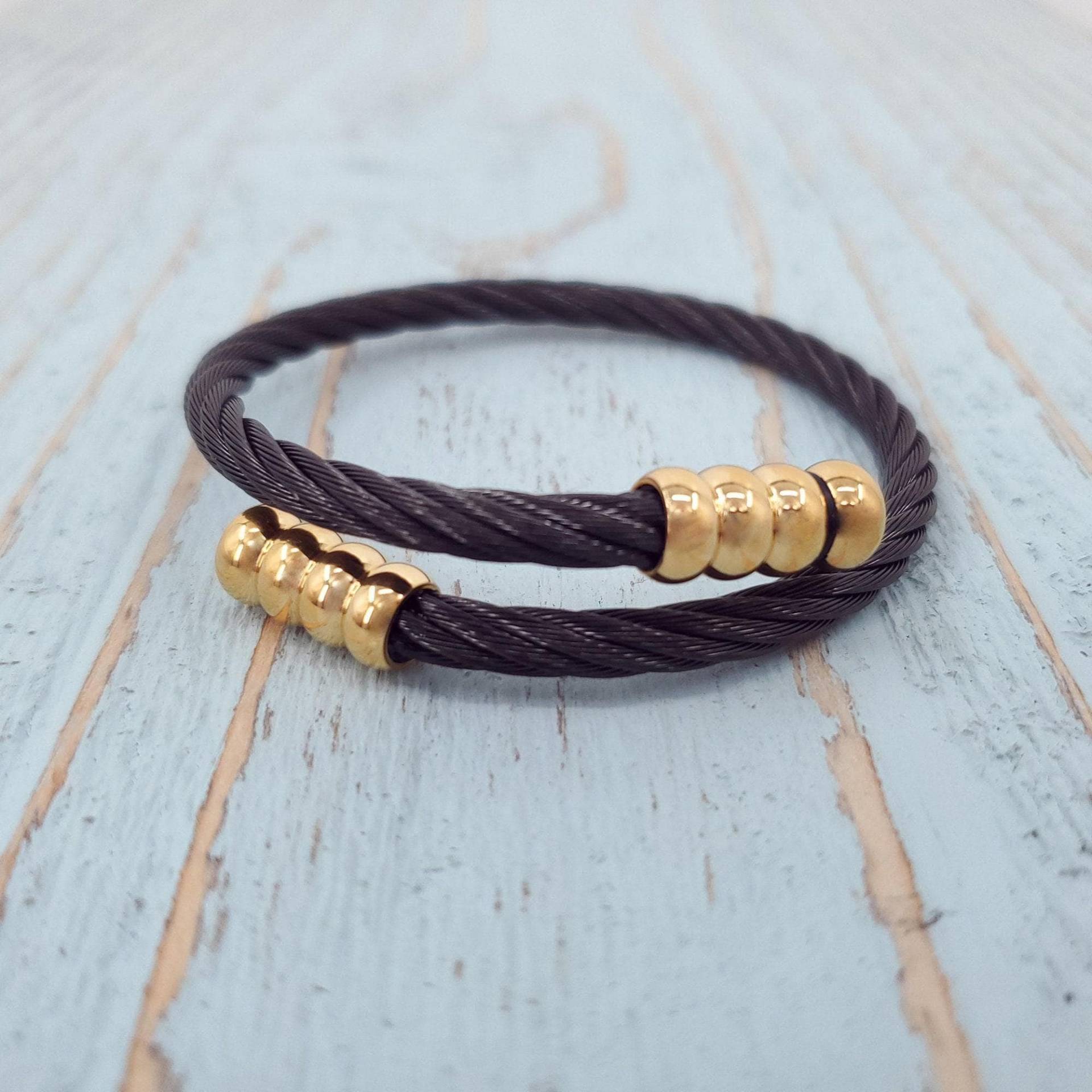 Geflochtenes Urne-Armband Aus Schwarzem Stahl Mit Goldenem Akzent - Wunschgravur von JustVial