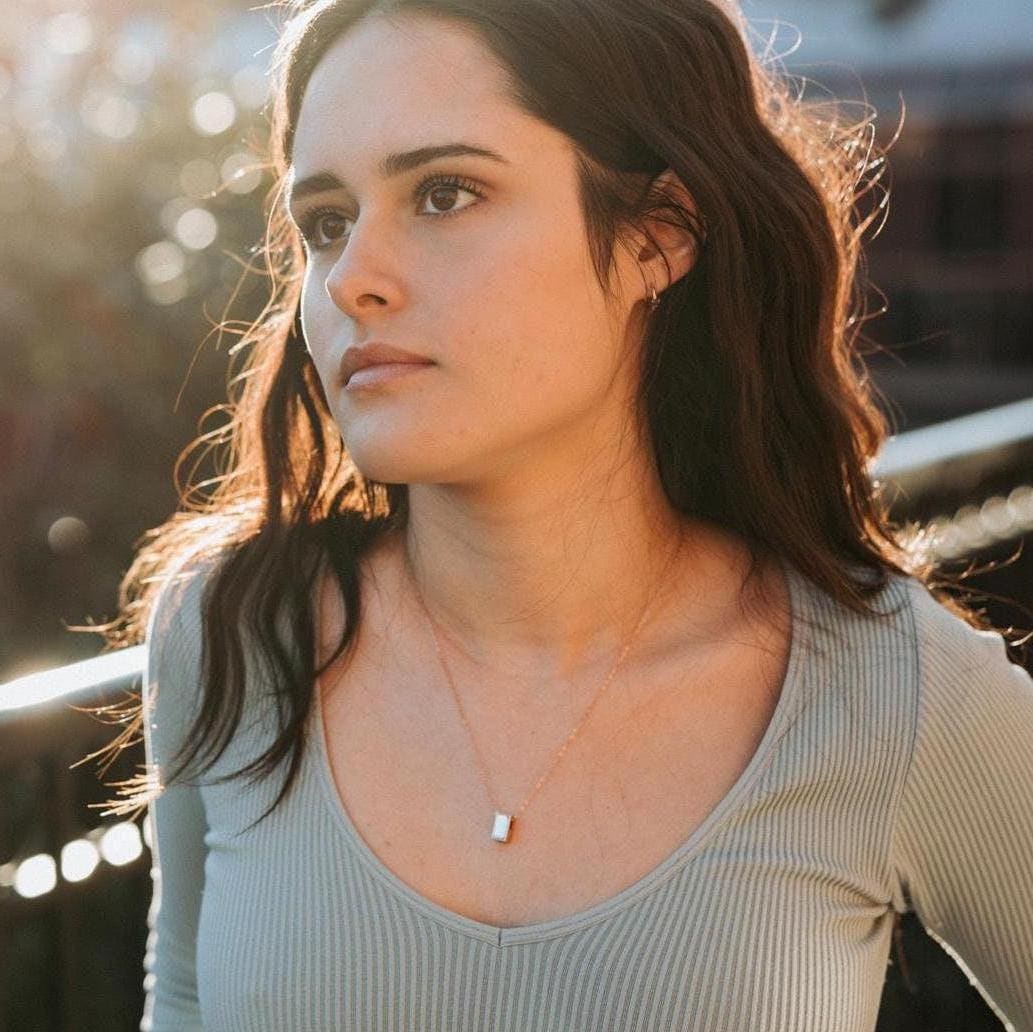 Gold Urne Halskette Personalisierter Mini Würfel, Erinnerungs-Andenken Mit Personalisierter Traditioneller Diamantspitzen-Gravur - Haustier-Denkmal von JustVial