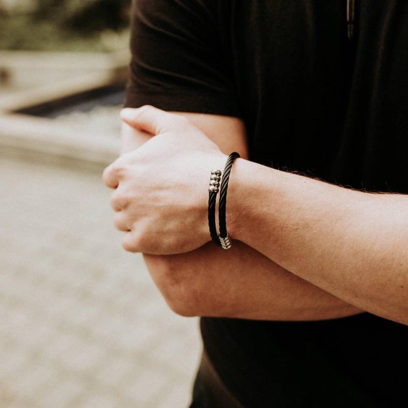 Urne Armband Für Männer Schwarz Und Silber Geflochtener Edelstahl Schmuck Mit Personalisierter Benutzerdefinierter Gravur - Haustier-Denkmal von JustVial