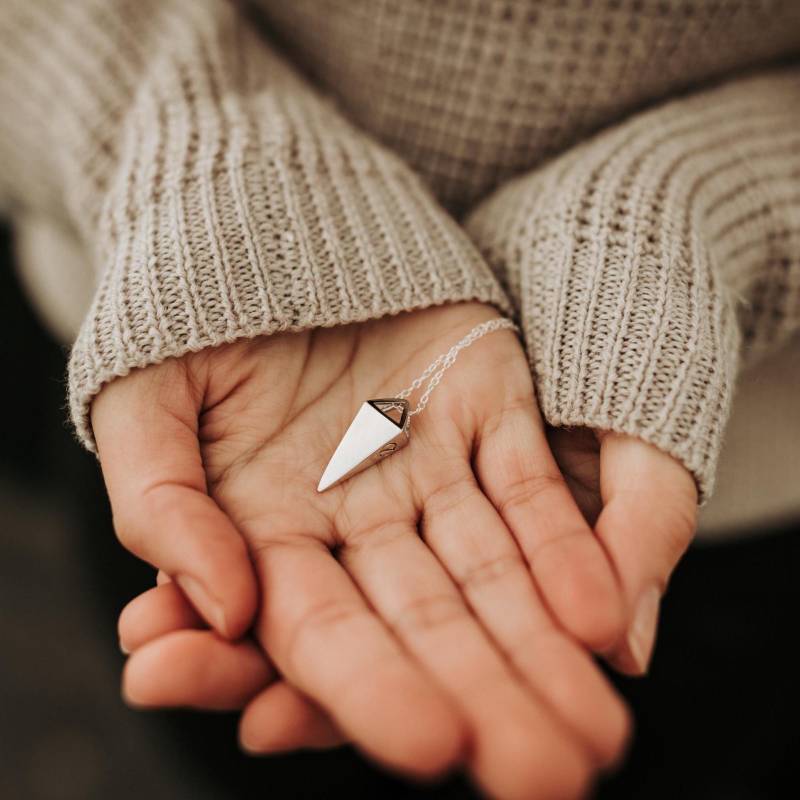 Urnen-Halskette Aus Sterlingsilber Moderner Anhänger Mit Gravur von JustVial