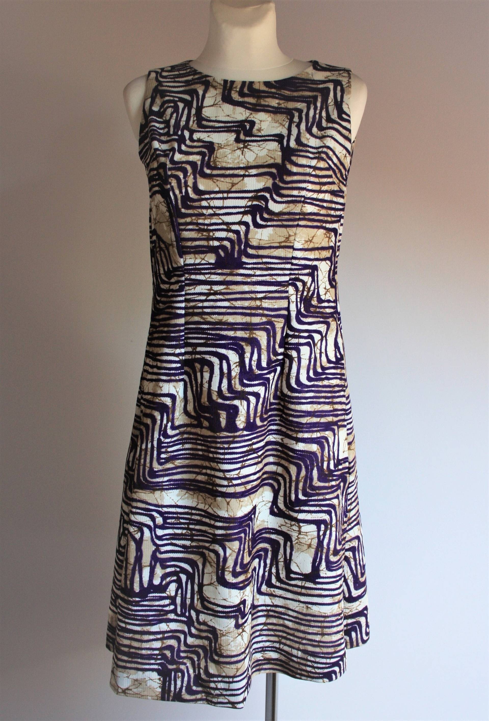 Vintage 1970Er Jahre Mehrfarbig Bedrucktes Ärmelloses Kleid Im Mod-stil Mittlerer Größe Vintage 1970Er Jahre Mehrfarbig Bedrucktes Ärmelloses Kleid Im Mod-stil Mittlerer Größe von JustVintageShop