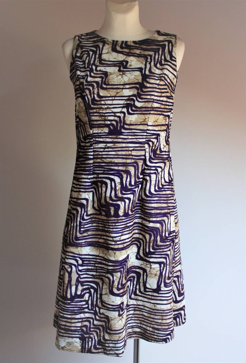 Vintage 1970Er Jahre Mehrfarbig Bedrucktes Ärmelloses Kleid Im Mod-stil Mittlerer Größe Vintage 1970Er Jahre Mehrfarbig Bedrucktes Ärmelloses Kleid Im Mod-stil Mittlerer Größe von JustVintageShop