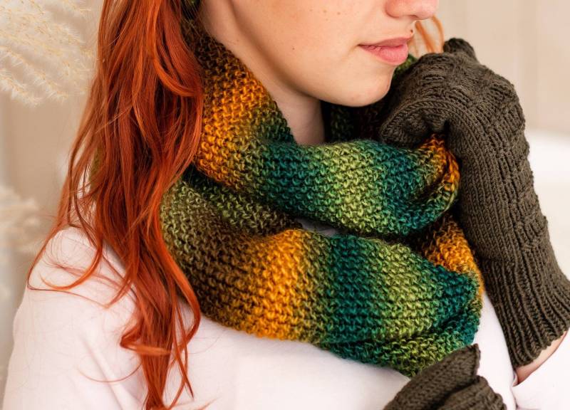 Handgestricktes Mehrfarbiges Infinity-Halstuch, Strickschal, Handgemachter Halswärmer. Herbst Und Winter Accessoire. Gestrickte Geschenkidee von JustWoolly