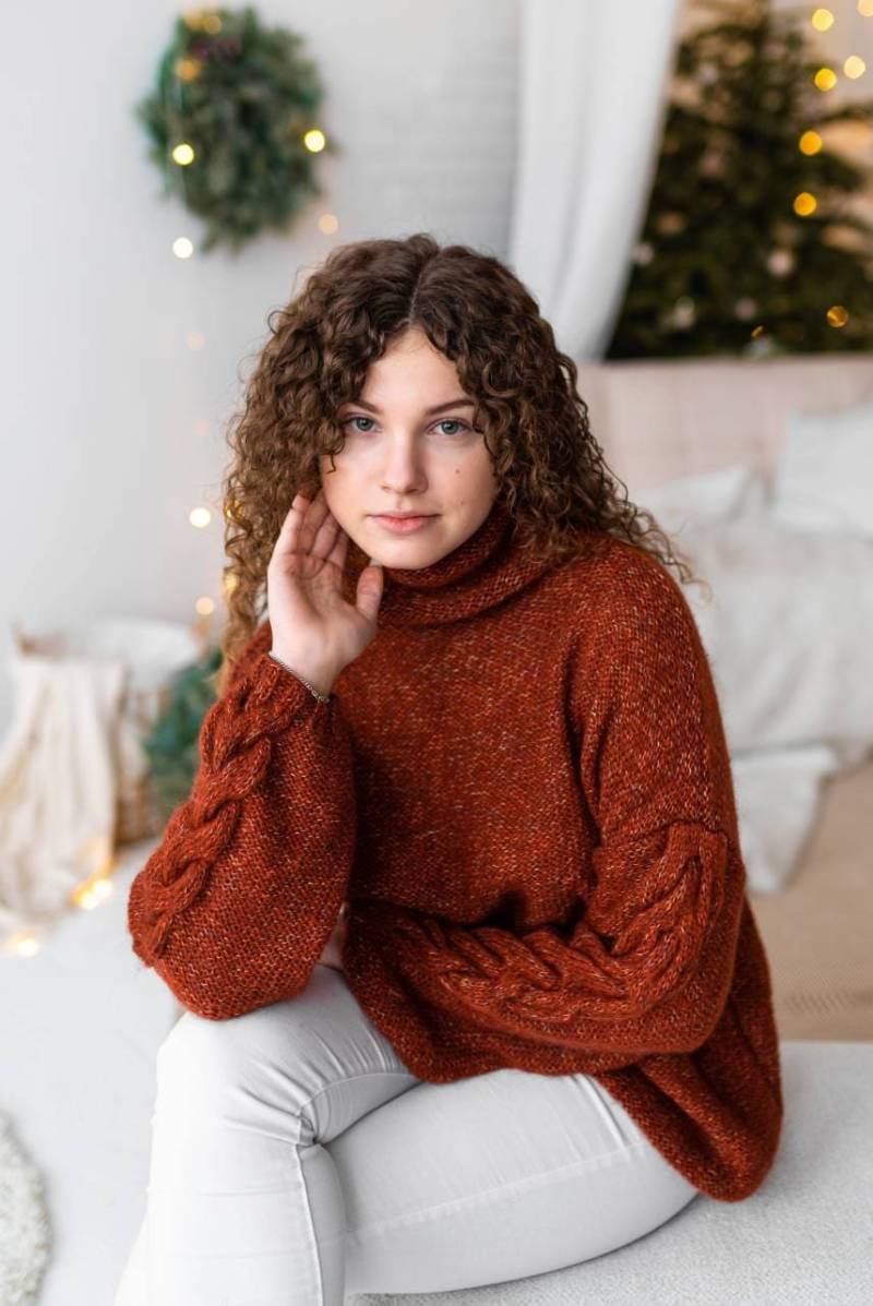 strickpullover Mit Zopfmuster An Ärmeln. Handgemachter Winterpullover. Weightles, Weicher Und Warmer Handgestrickter Rollkragenpullover von JustWoolly