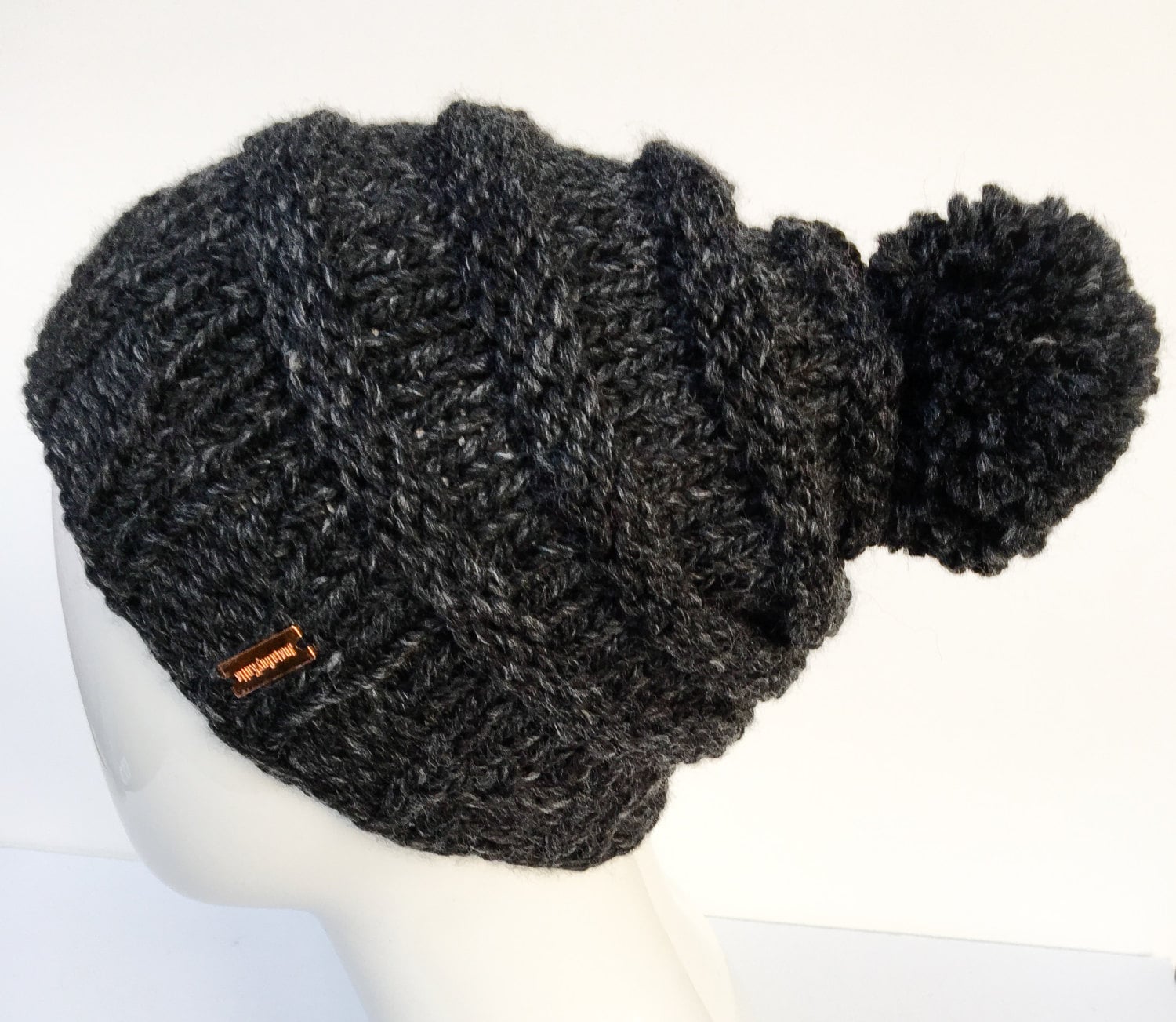 Aus Feiner Lammwollmischung in Anthrazit Mit Bommel Gestrickt von JustaGuyKnits