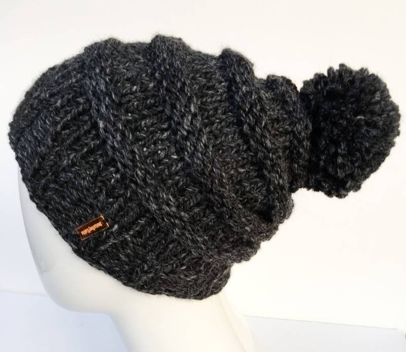 Aus Feiner Lammwollmischung in Anthrazit Mit Bommel Gestrickt von JustaGuyKnits