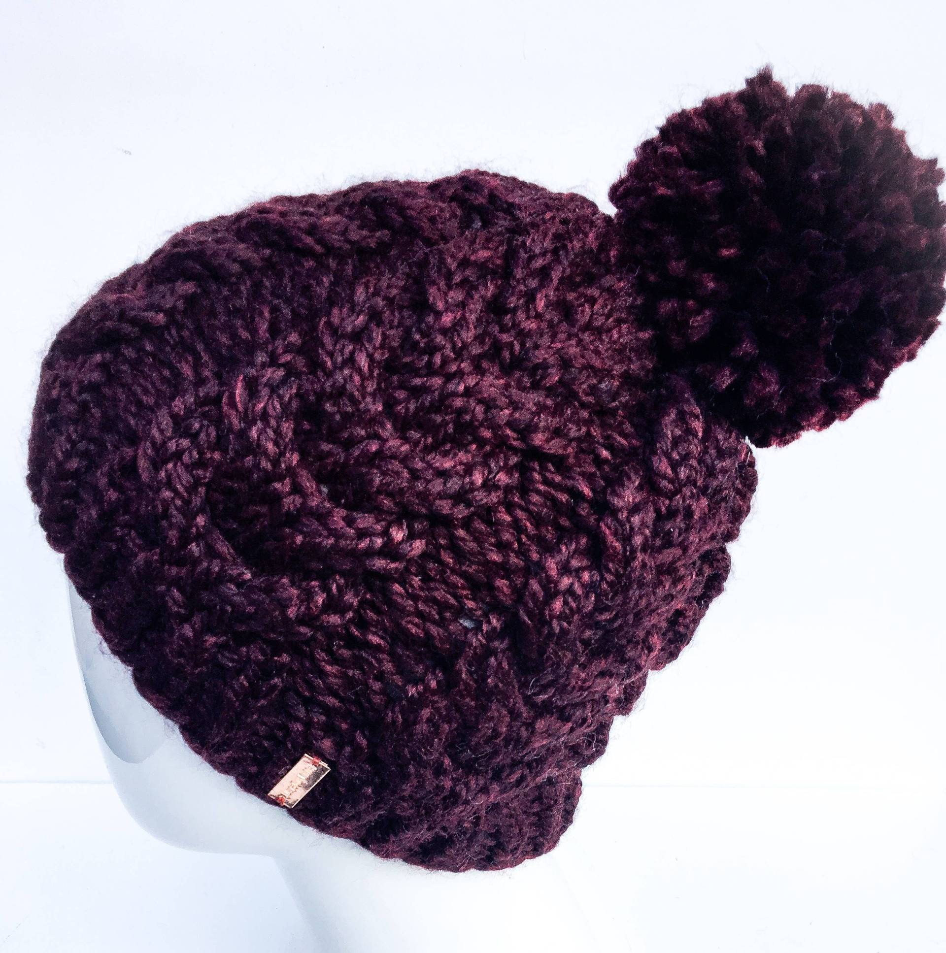 Grob Gestrickte Bommelmütze Mit Zopfmuster Burgunderfarbene Lammwolle Mischung von JustaGuyKnits