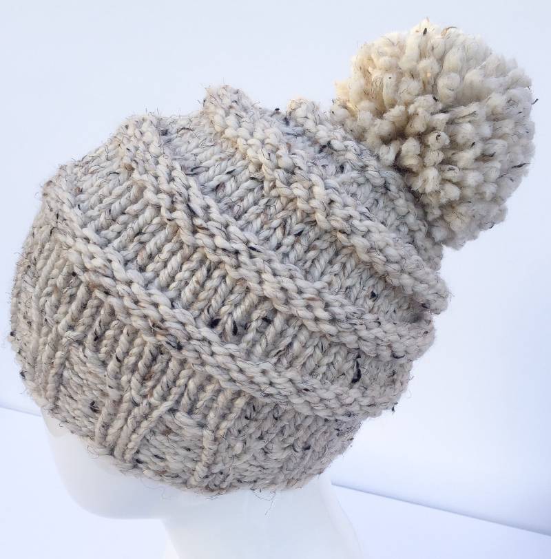 Handgestrickte Slouchy Beanie Lammwolle Pom Mütze, "Weizen" Tweed." von JustaGuyKnits