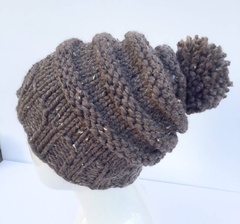 Handgestrickte Slouchy Beanie Mit Bommel Aus Warmer Lambswool-Mischung von JustaGuyKnits