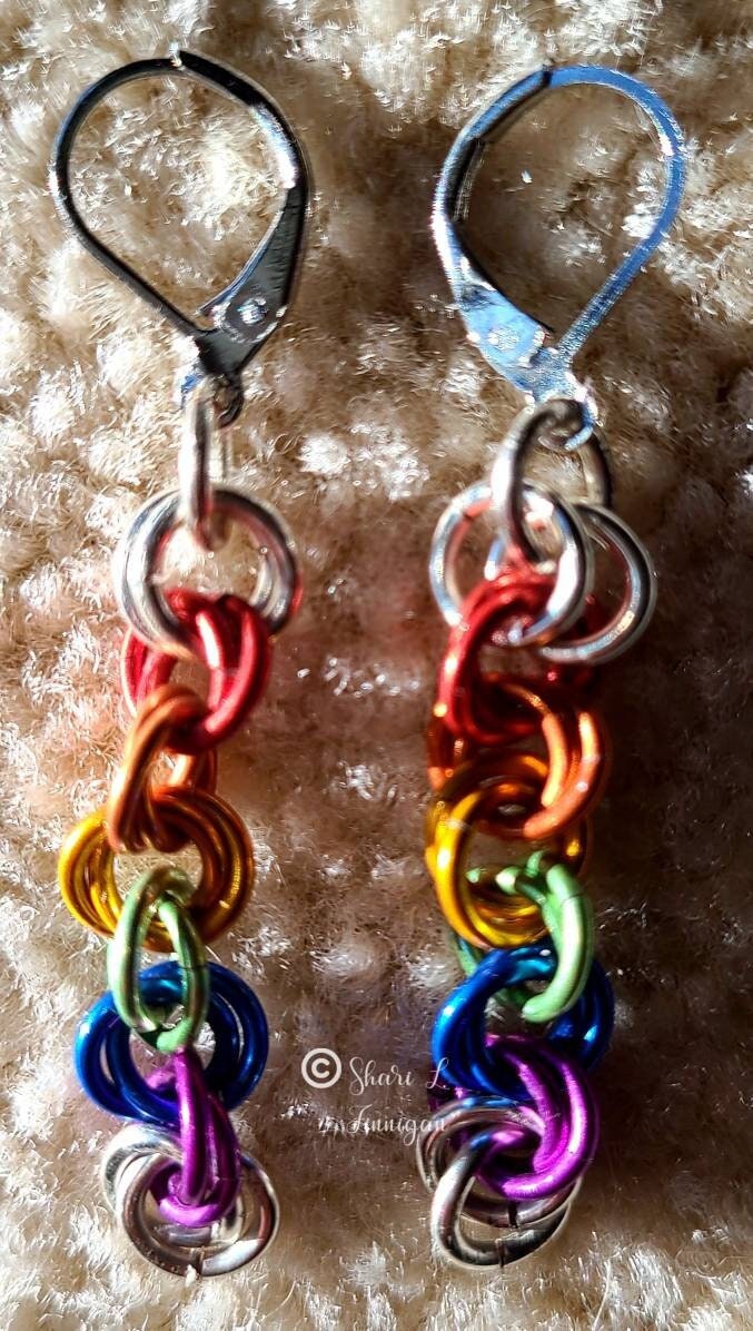 Regenbogen Kettenhemd Handgewebte Ohrringe Regenbogen Kettenhemd Handgewebte Ohrringe von Justfaceitjewelryco