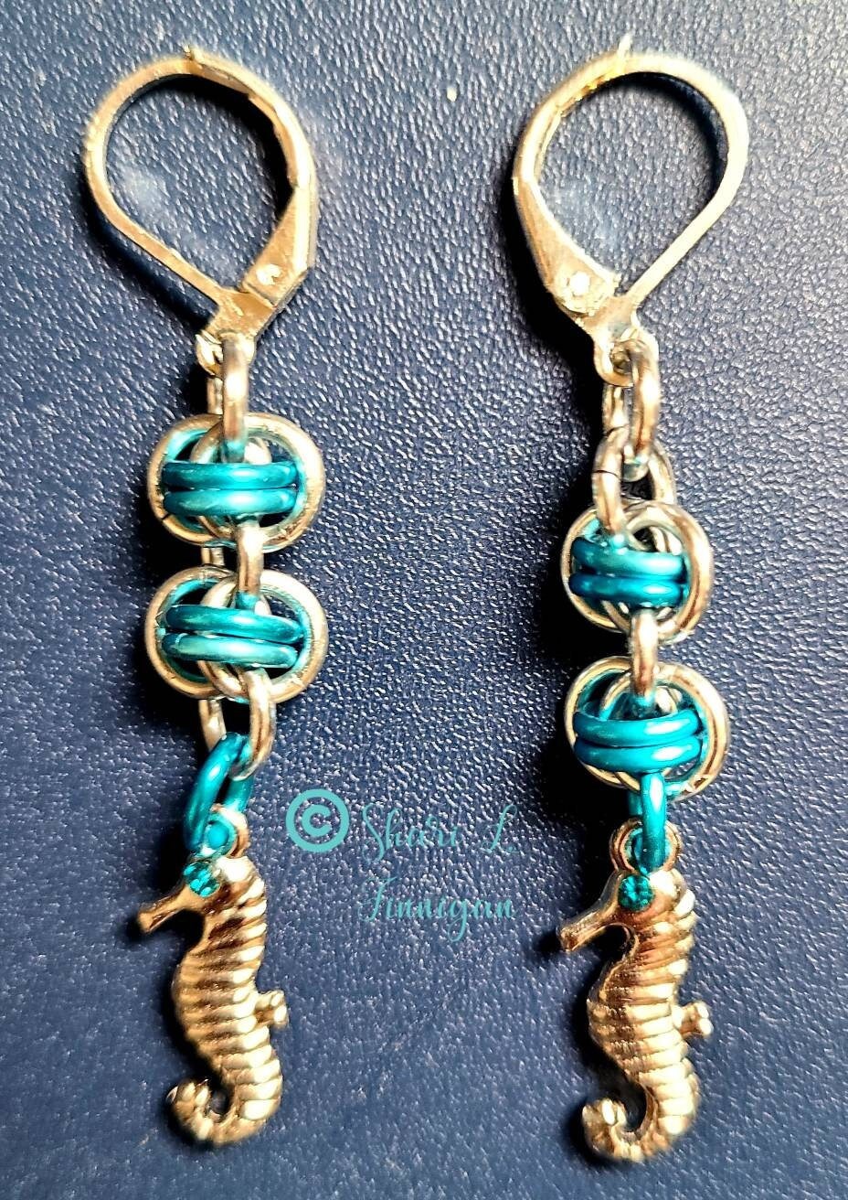 Türkis Und Silber Seepferdchen Ohrringe Aus Eloxiertem Aluminium Türkis Und Silber Seepferdchen Ohrringe Aus Eloxiertem Aluminium von Justfaceitjewelryco