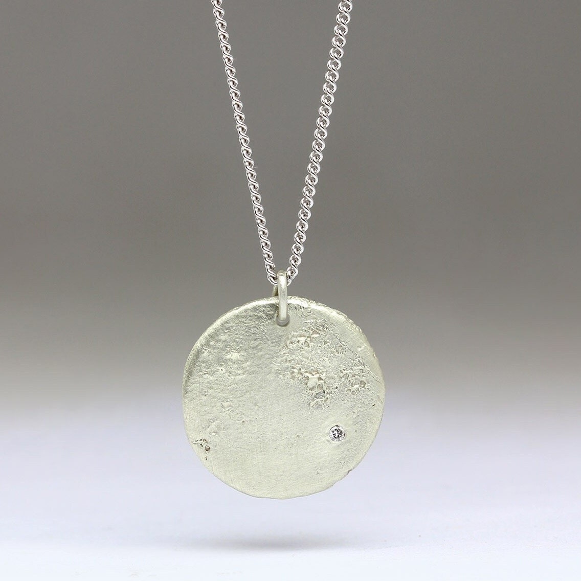 9 Karat Weißgold Diamant Halskette - Sandguss Disc Anhänger Vintage Reclaimed Diamond Personalisiert Cast in Beach Sand von JustinDuance