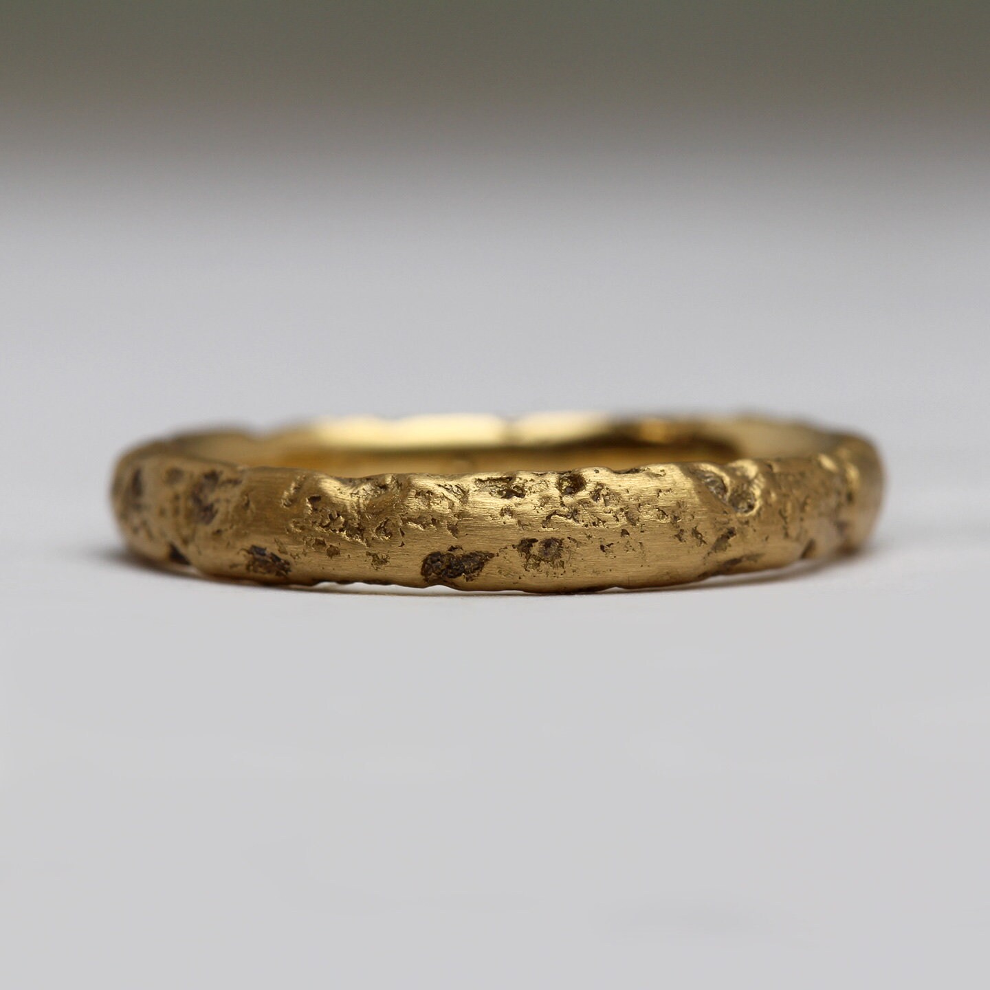 Matt Sandguss 22 Karat Gold Ring - Textured By Beach Sand Personalisierter Maßgeschneiderter Ehering Handgefertigt in Cornwall von JustinDuance