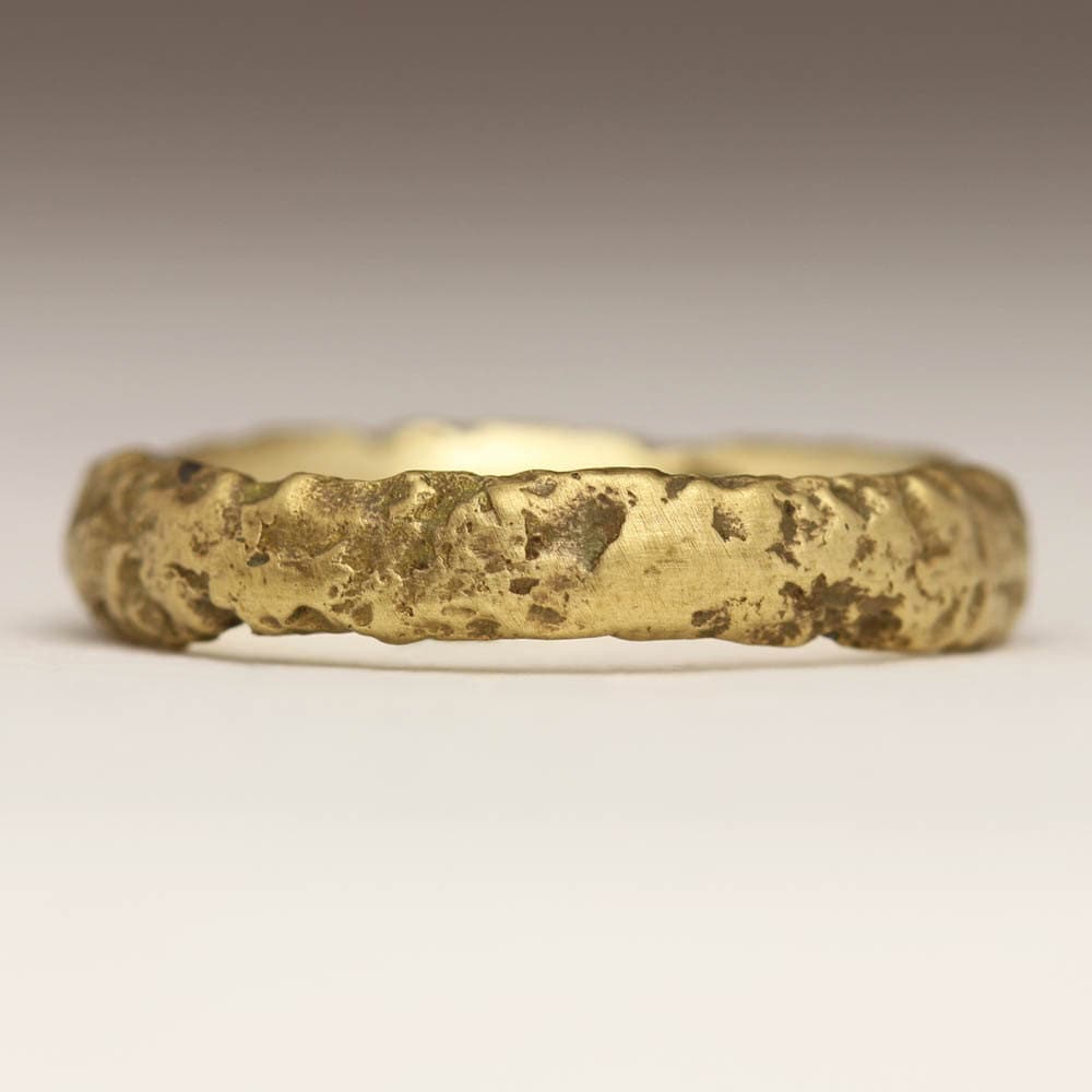 strukturierter 18-Karat-Gelbgoldring, 4-mm-Ring Aus Recyceltem Gold, Rustikaler Naturring, Rock-Sandcast-Ring, Oxidierte Klobige Ehering-Alternative von JustinDuance