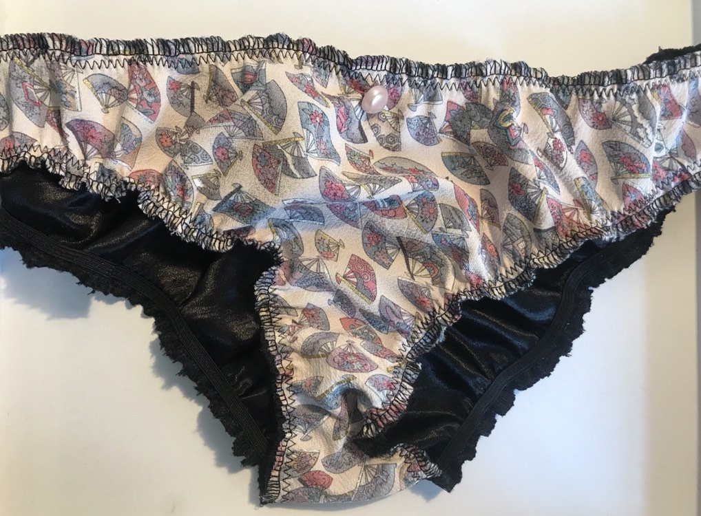Handgefertigte Seide Kimono Schlüpfer Vintage Fächer Unterwäsche Handgefertigte Seide Kimono Schlüpfer Vintage Fächer Unterwäsche von Justinedalton