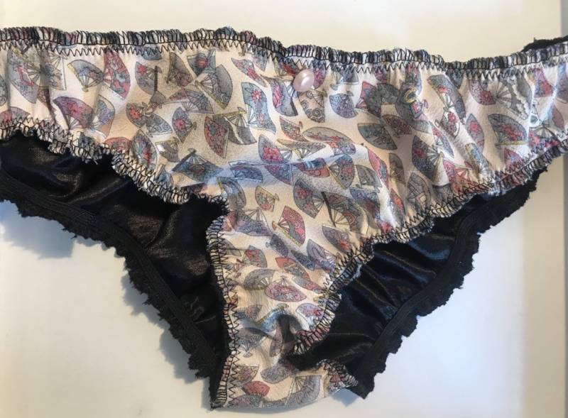Handgefertigte Seide Kimono Schlüpfer Vintage Fächer Unterwäsche Handgefertigte Seide Kimono Schlüpfer Vintage Fächer Unterwäsche von Justinedalton