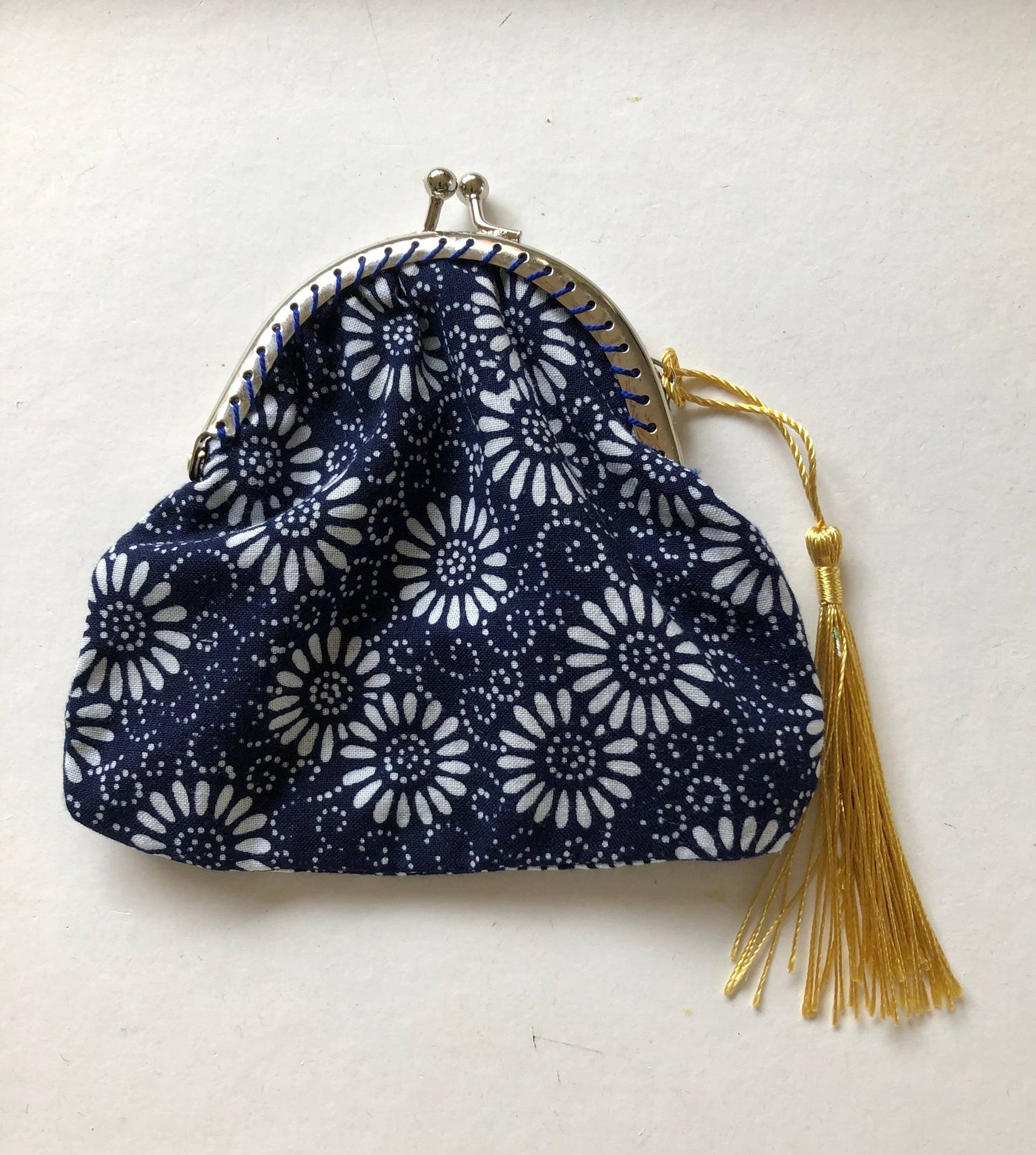 Vintage Kimono Geldbörse Blaue Blumen Blumenkissen Baumwollbeutel Vintage Kimono Geldbörse Blaue Blumen Blumenkissen Baumwollbeutel von Justinedalton