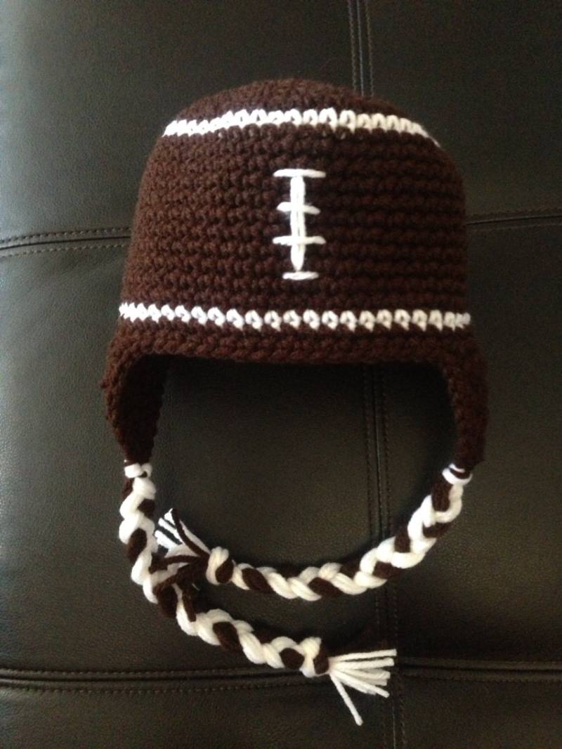 Football Beanie | Braun-Weiß Sportbeanie Mütze Mütze Football Beanie | Braun-Weiß Sportbeanie Mütze Mütze von JustinesCCC