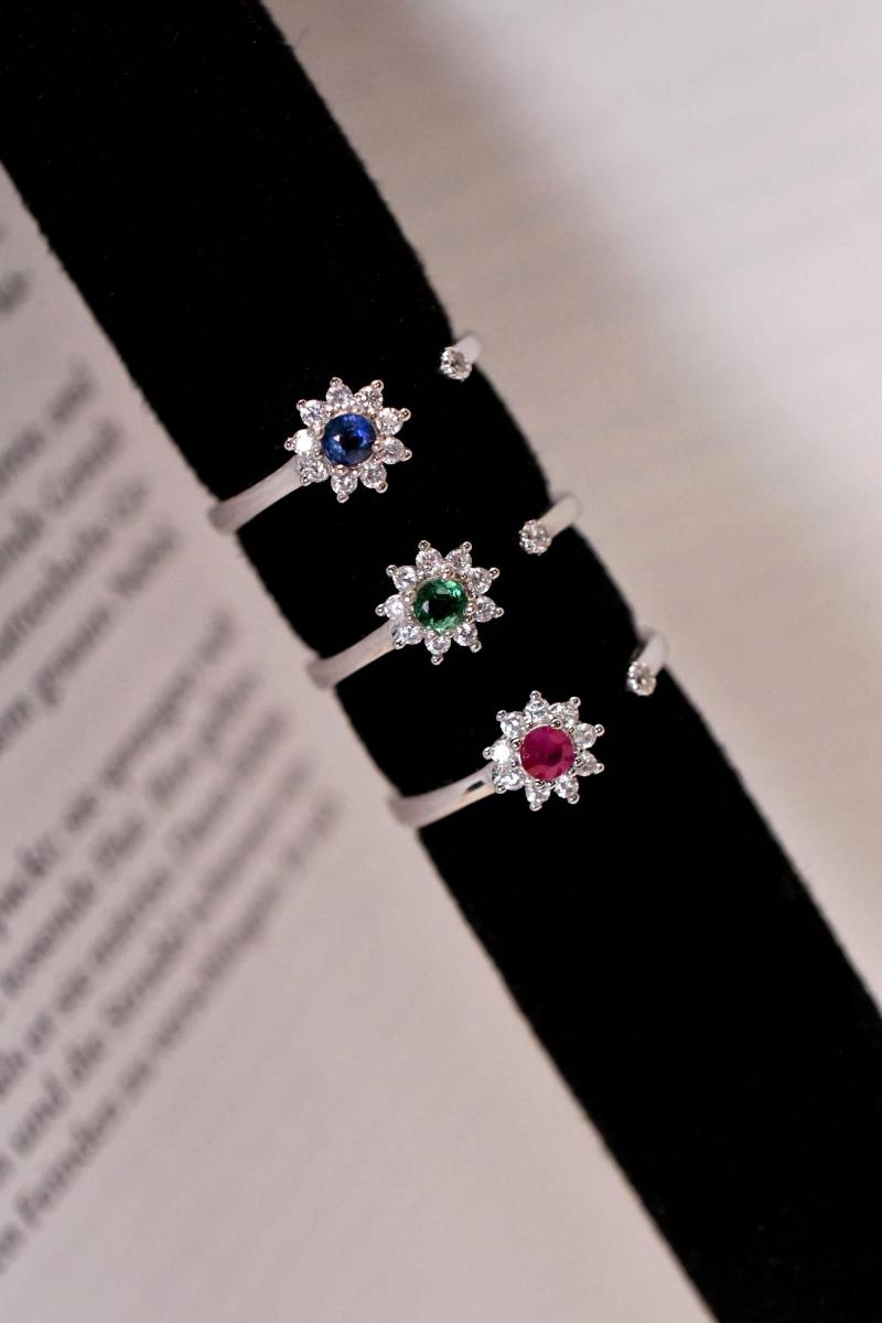 Blumenring Zarter Ring Mit Natürlichen Saphir Smaragd Rubin 925Er Silber Verstellbarer Vintage Floral Design von JustringSJ