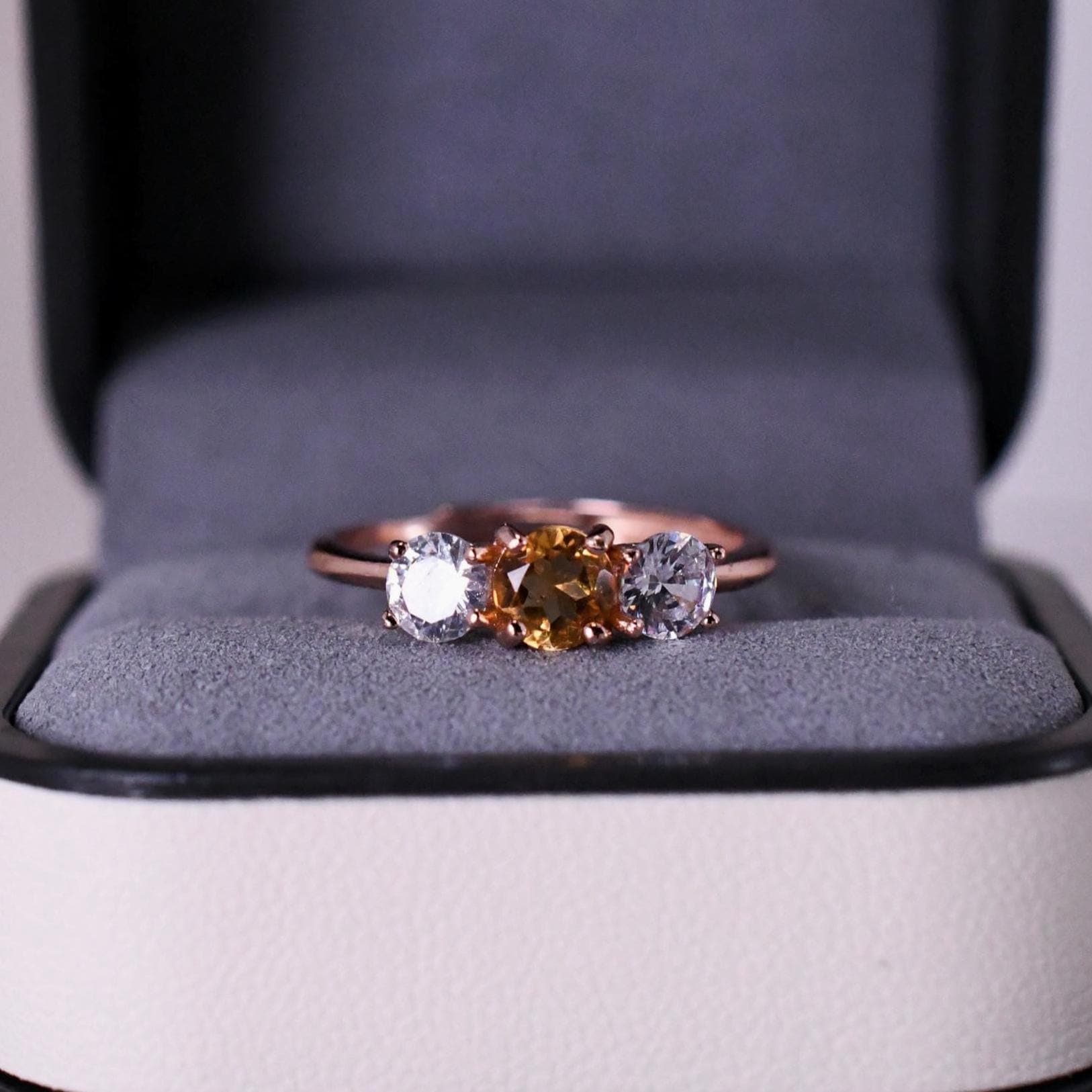 Citrin Ring Citrin-Dreisteinring Geburtsstein-Geschenk Für November 925Er Silberring, Mit 18K Roségold Vergoldet Verstellbarer Citrin Ring Citrin-Dreisteinring Geburtsstein-Geschenk Für November 925Er Silberring, Mit 18K Roségold Vergoldet Verstellbarer von JustringSJ