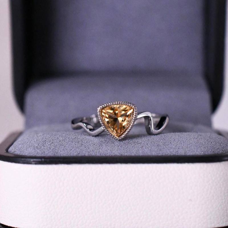Citrin Wellen Ring 925 Sterling Silber Dreiecksschliff Einzigartig, Minimalistisch November Geburtsstein Geschenk Für Sie von JustringSJ