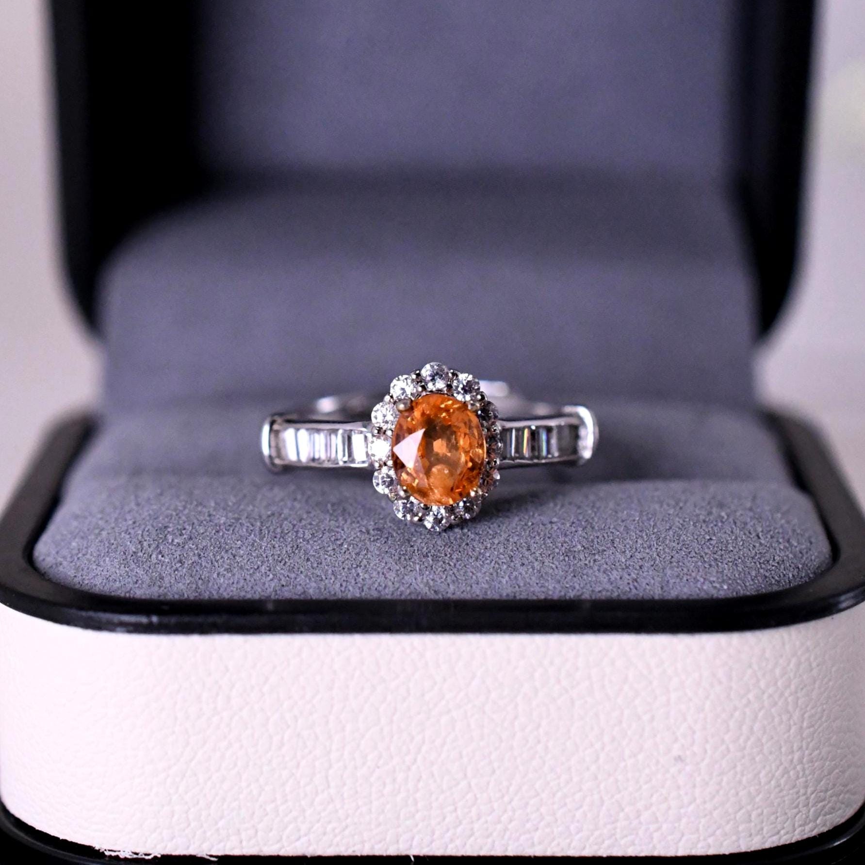 Eleganter Fanta-Granat Ring Aus 925Er Silber Verstellbar Mit 18K Weißgold Finish Perfektes Geschenk Für Frauen Eleganter Fanta-Granat Ring Aus 925Er Silber Verstellbar Mit 18K Weißgold Finish Perfektes Geschenk Für Frauen von JustringSJ